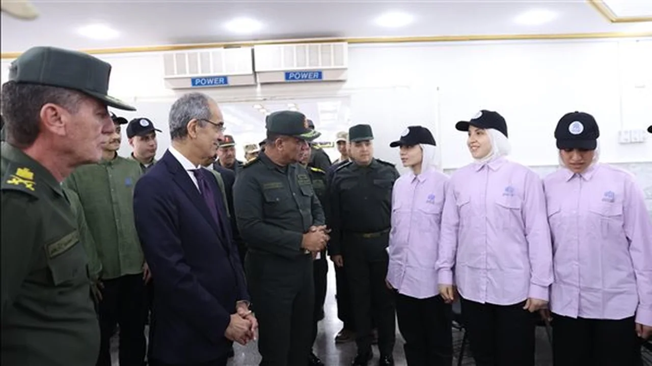 وزير الاتصالات ومدير الأكاديمية العسكرية يؤكدان دعم تطوير مهارات طلاب مبادرة الرواد الرقميون